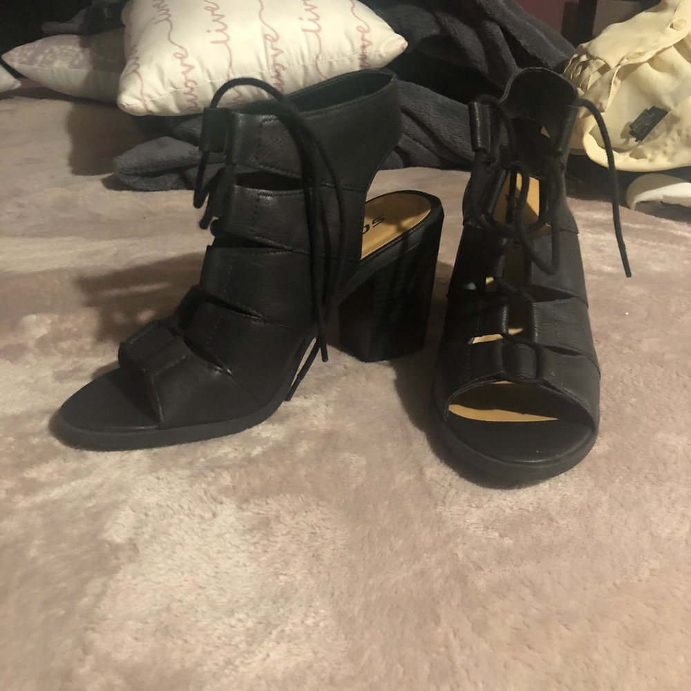 Black wedges